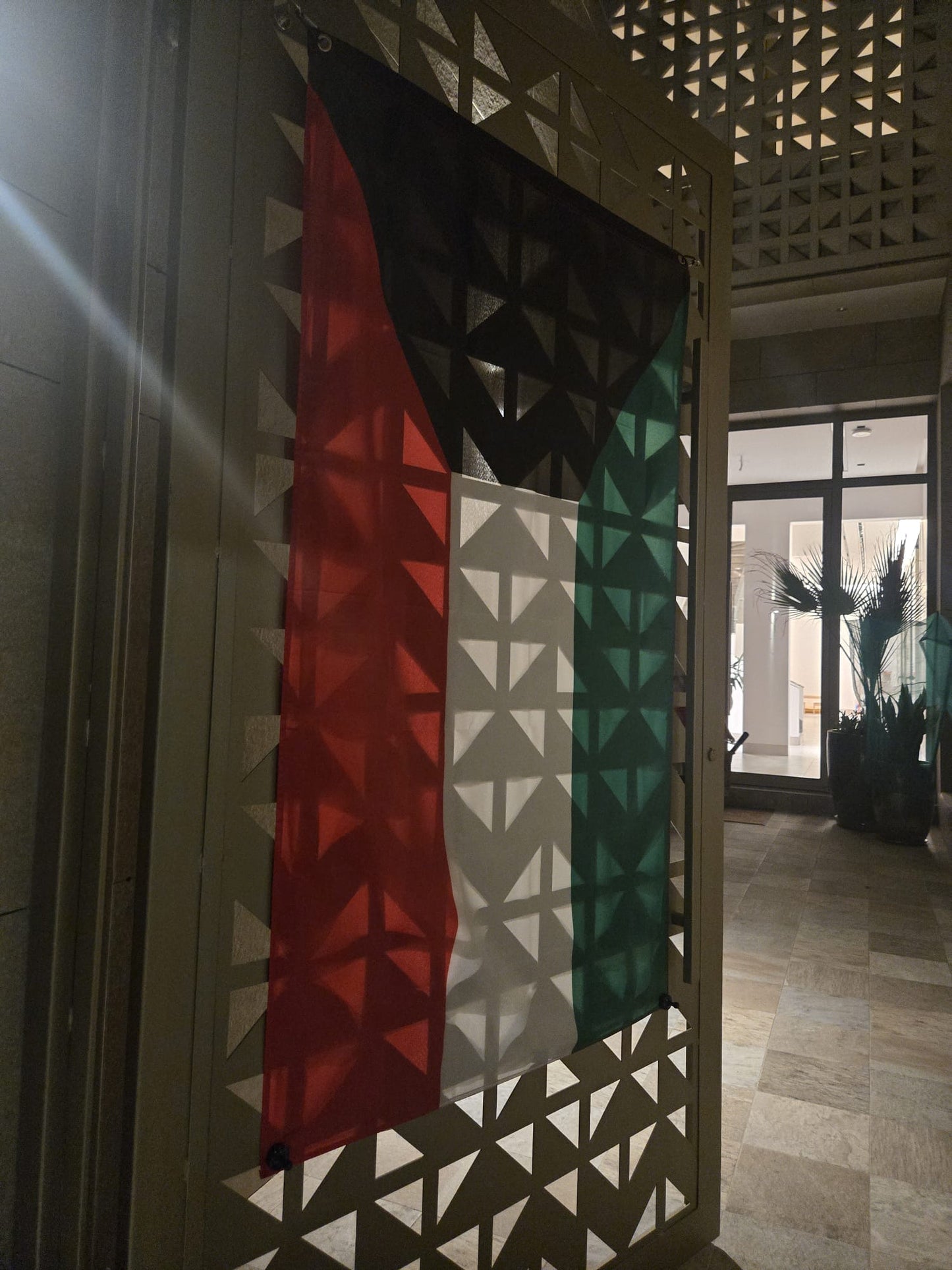 علم مع مغناطيس تثبيت